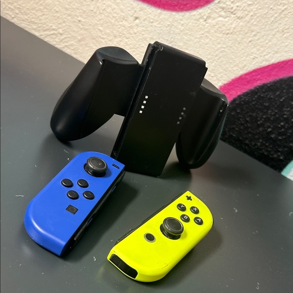 Nintendo Joy-Con Controllers - Blue and Yellow - Picture 4 of 6